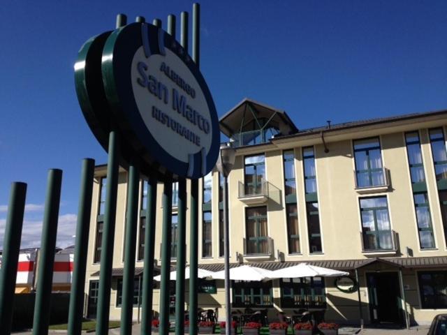 Albergo Ristorante San Marco 카르마뇰라 외부 사진
