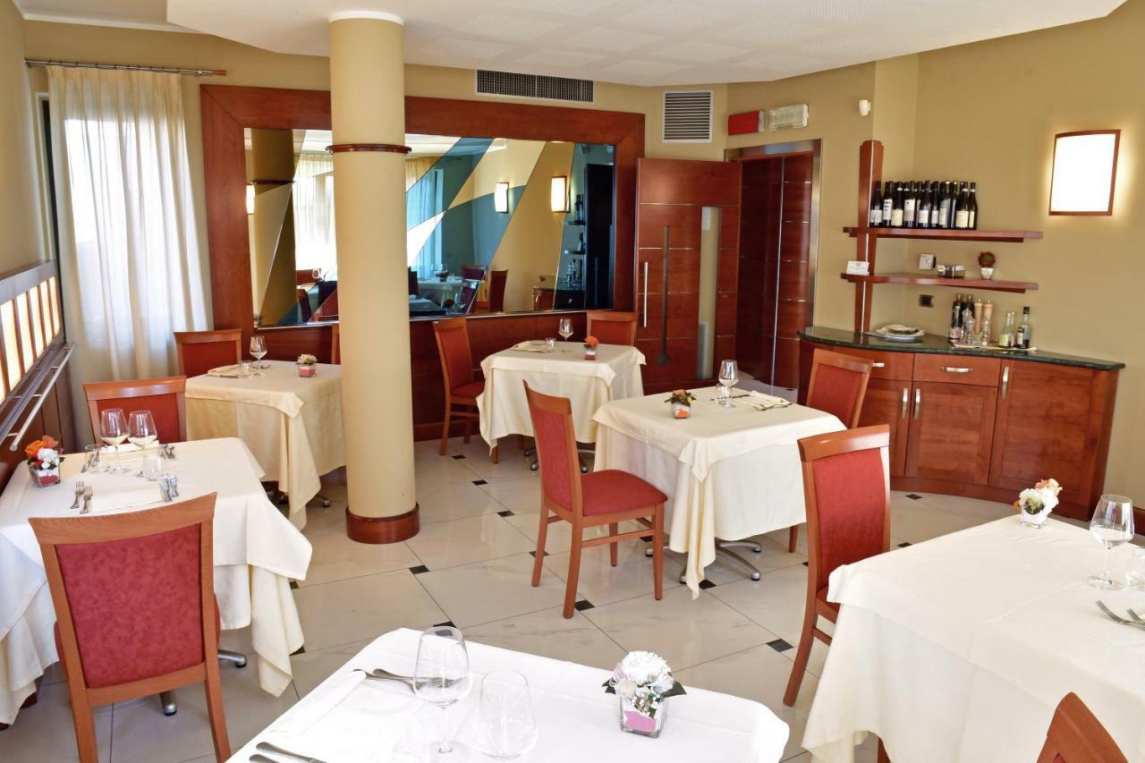 Albergo Ristorante San Marco 카르마뇰라 외부 사진